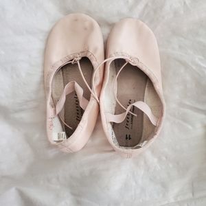 Girls pink ballet slippers